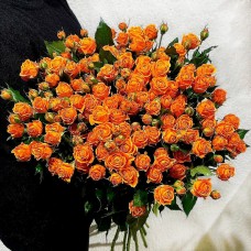 Букет из оранжевой кустовой розы